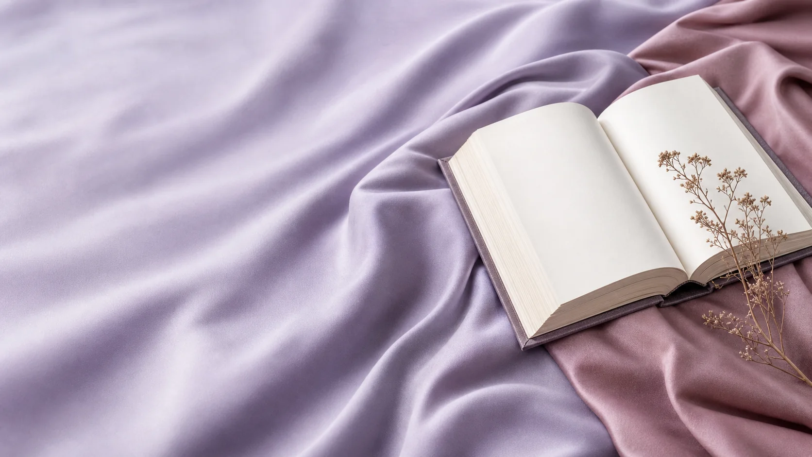 Открытая книга на ткани