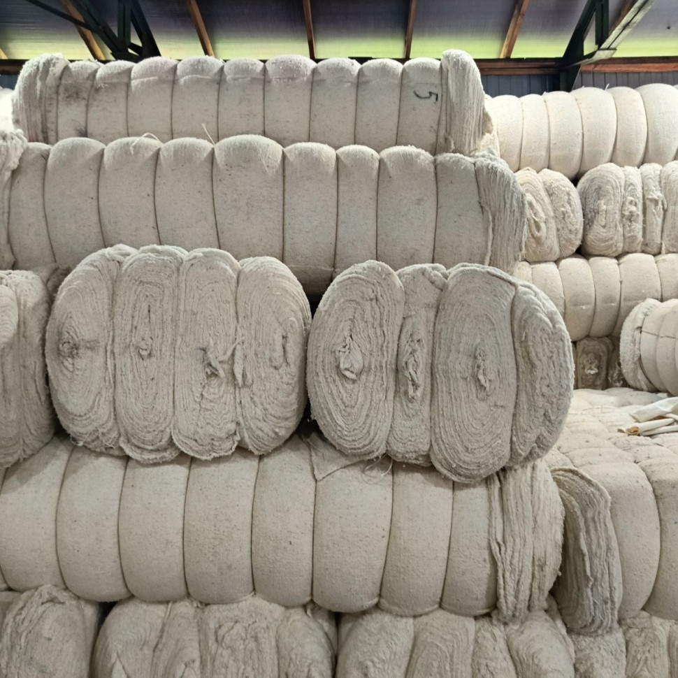 Нетканое полотно (ХПП) ш.150 см.пл.180 г / м2 светлое